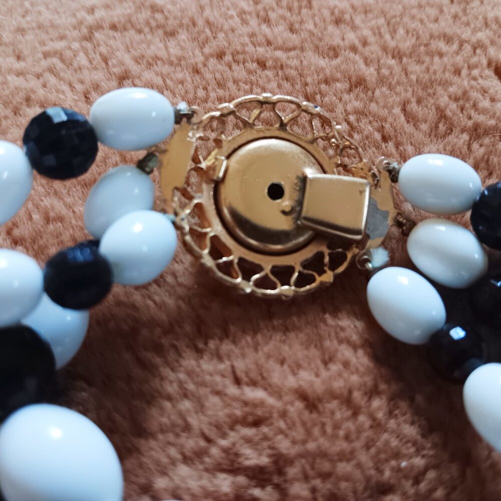 Vintage Blingy Beads with Elegant Clasp Detail - Picture 4 of 4